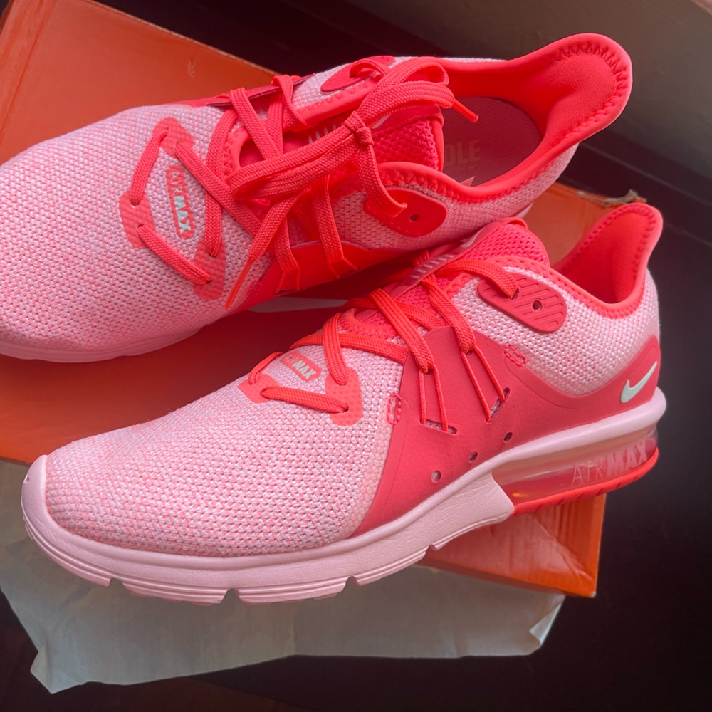 Women’s 7.5 Nike Air Max Sequence 3
